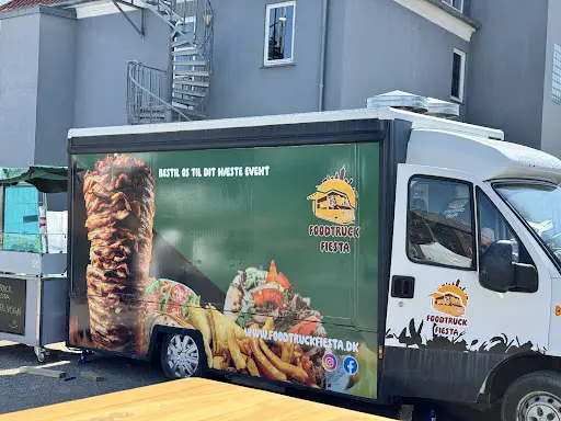 Foodtruck Fiesta branded vogn på gaden — streetfood klar